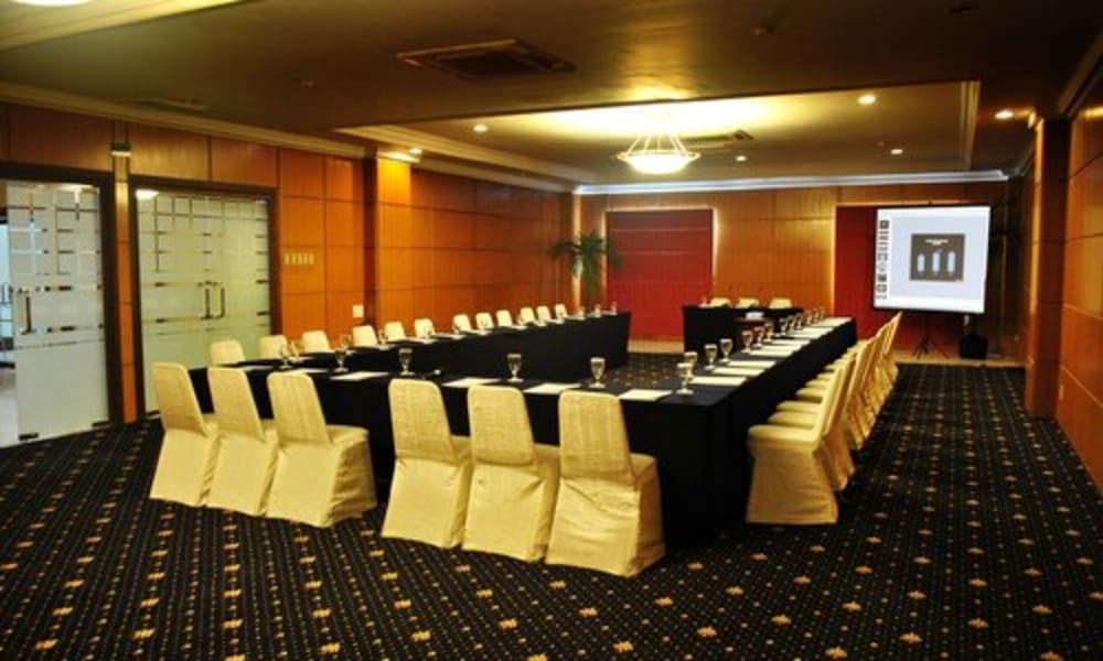 Bumi Senyiur Hotel Samarinda Exterior foto